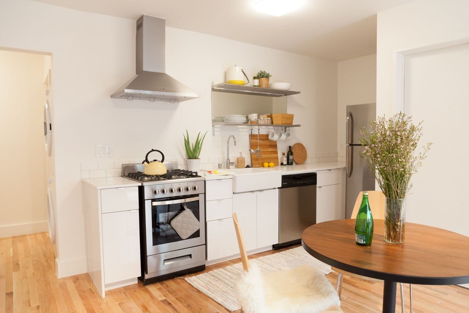 LOS ANGELES Apartment: 832 N. BEAUDRY AVE.