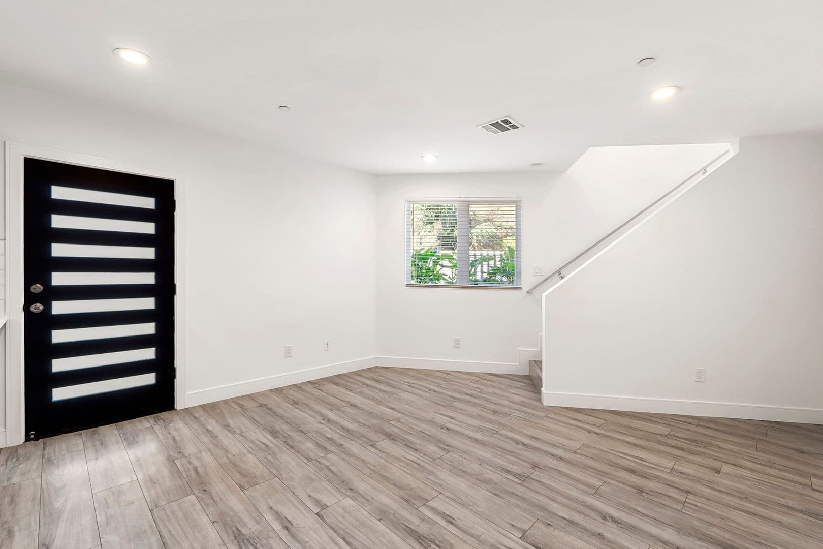 LOS ANGELES Apartment: 2414 S WEST VIEW ST