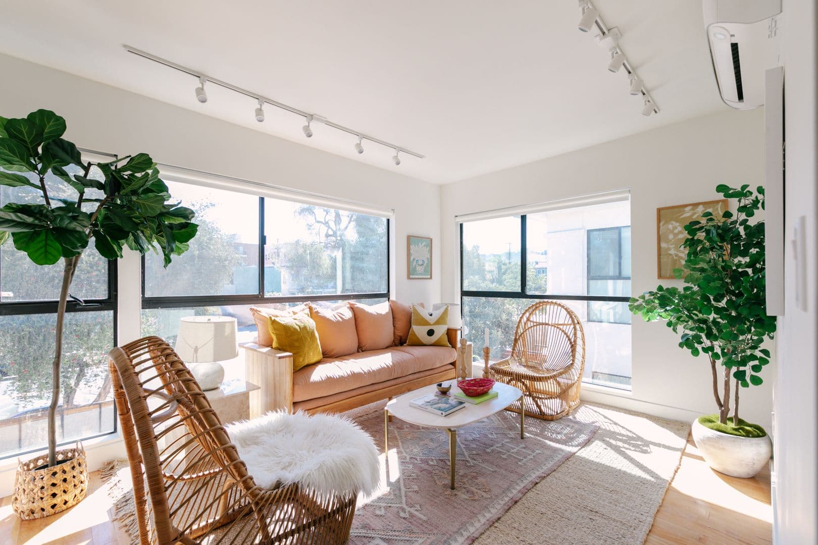 LOS ANGELES Apartment: 513 N HELIOTROPE DR