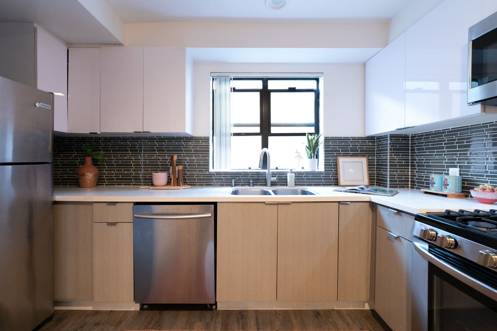 LOS ANGELES Apartment: 753 LILLIAN WAY