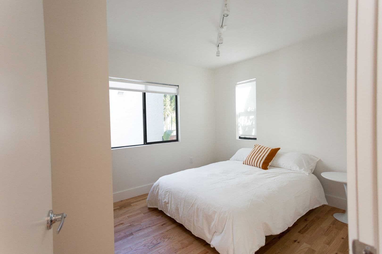 LOS ANGELES Apartment: 251 ROSEMONT AVE