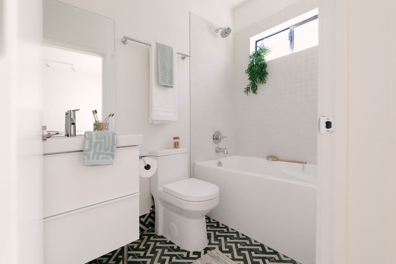 LOS ANGELES Apartment: 513 N HELIOTROPE DR