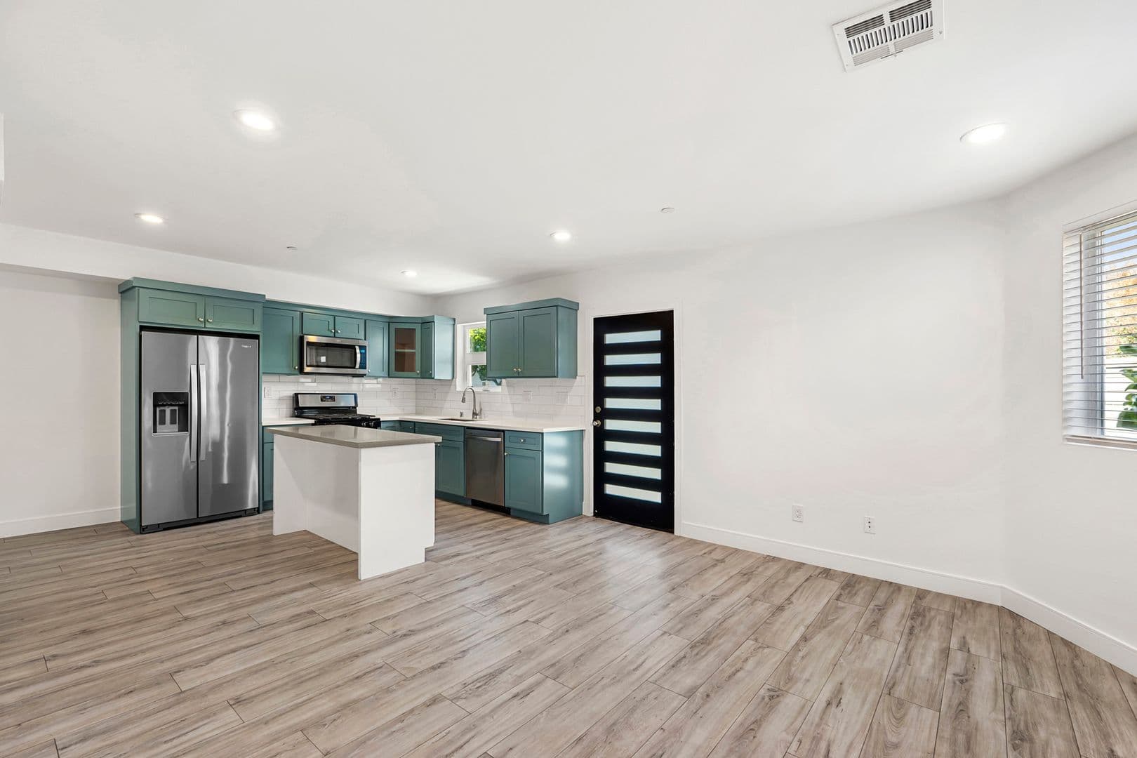 LOS ANGELES Apartment: 2414 S WEST VIEW ST
