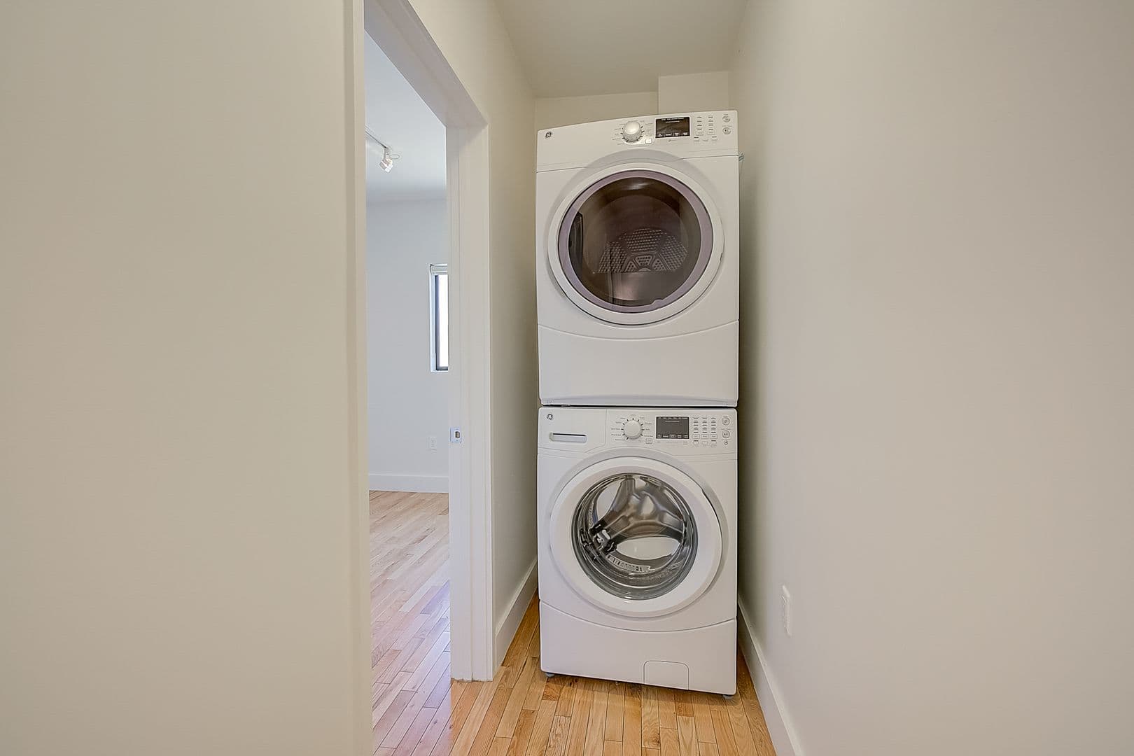 LOS ANGELES Apartment: 306 N. BONNIE BRAE ST.