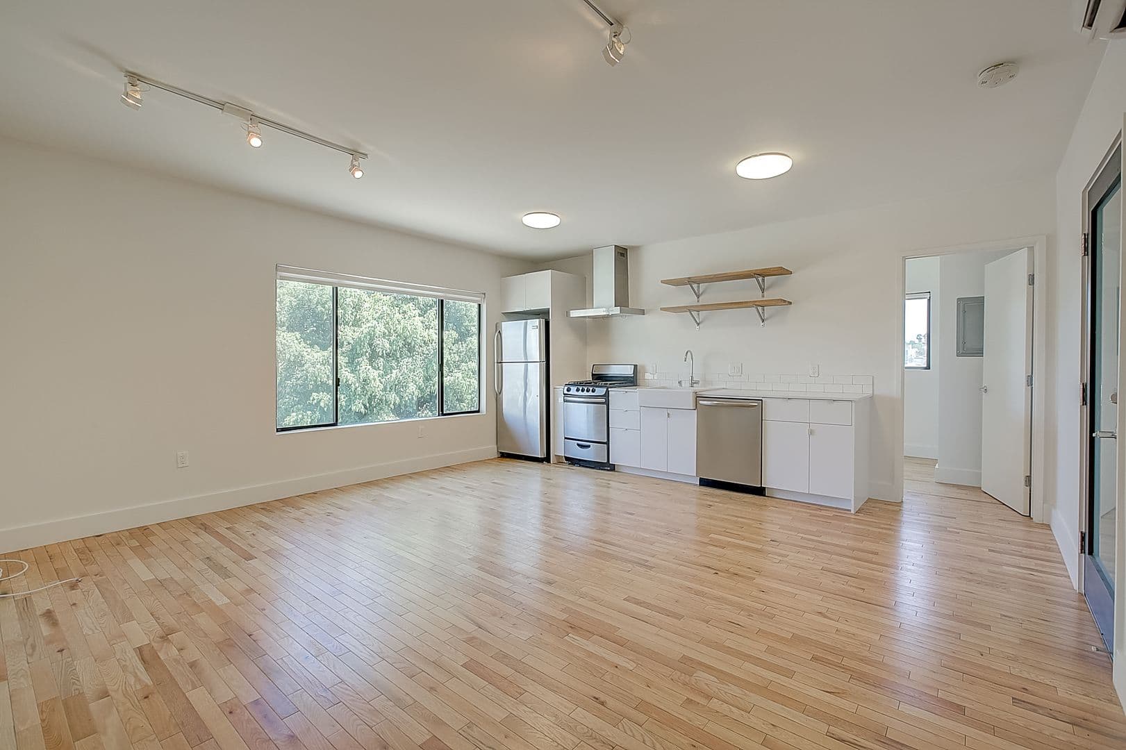 LOS ANGELES Apartment: 306 N. BONNIE BRAE ST.