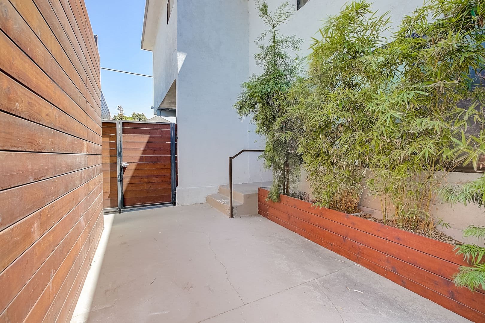 LOS ANGELES Apartment: 306 N. BONNIE BRAE ST.