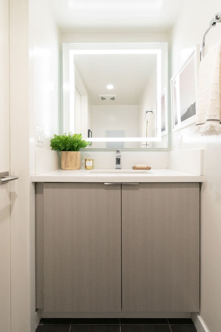 LOS ANGELES Apartment: 753 LILLIAN WAY