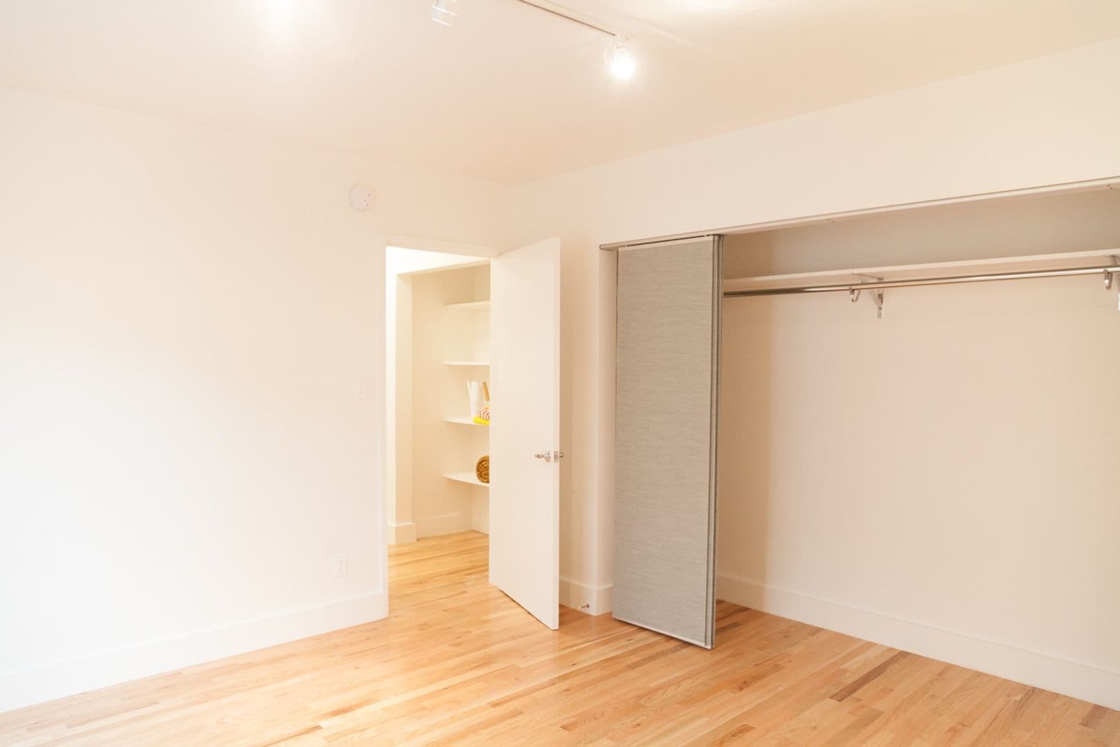 LOS ANGELES Apartment: 832 N. BEAUDRY AVE.
