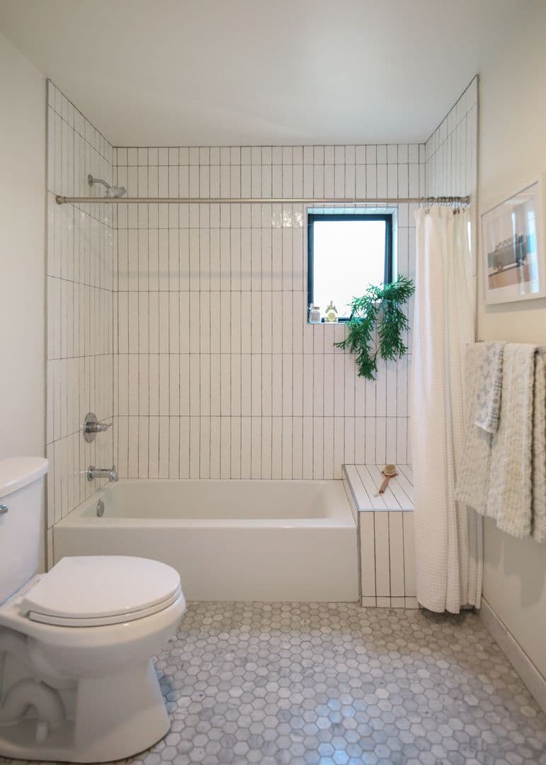 LOS ANGELES Apartment: 1033 N CORONADO ST.