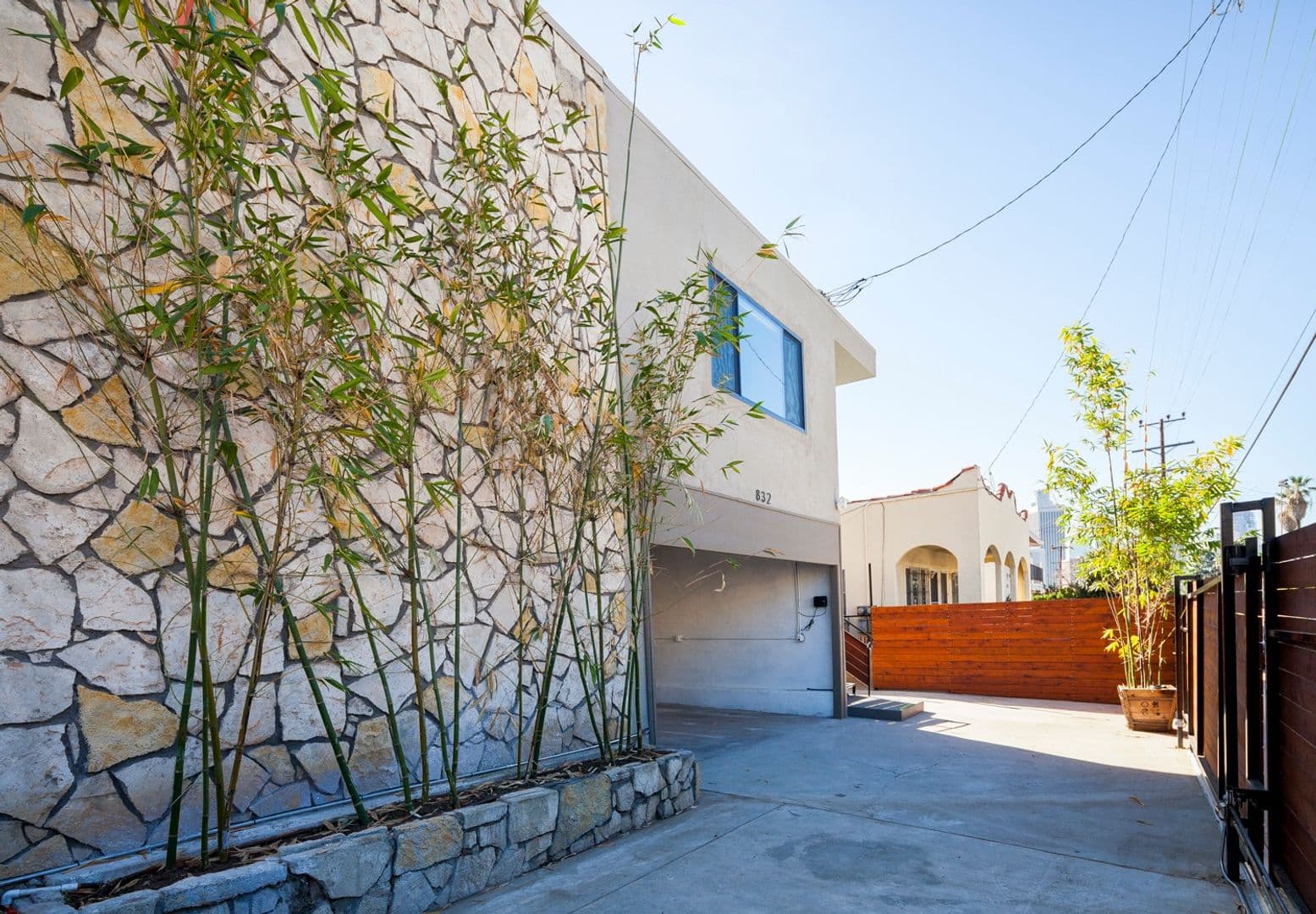 LOS ANGELES Apartment: 832 N. BEAUDRY AVE.