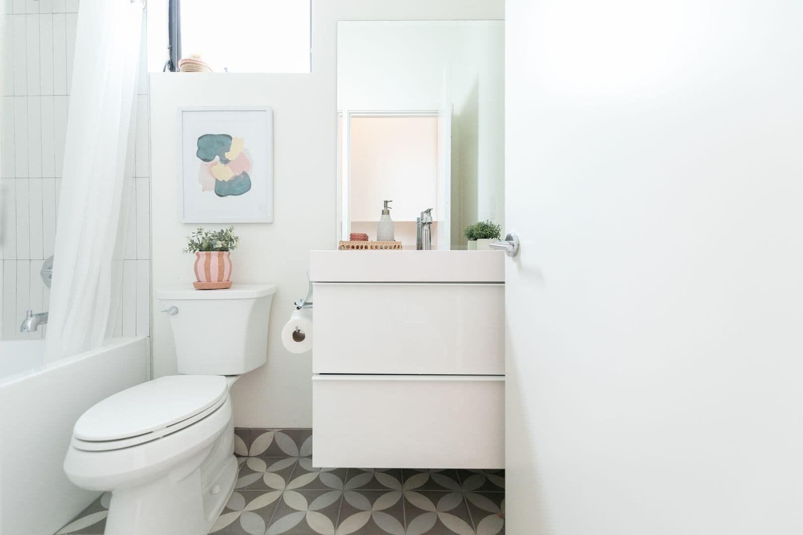 LOS ANGELES Apartment: 121 N BERENDO ST