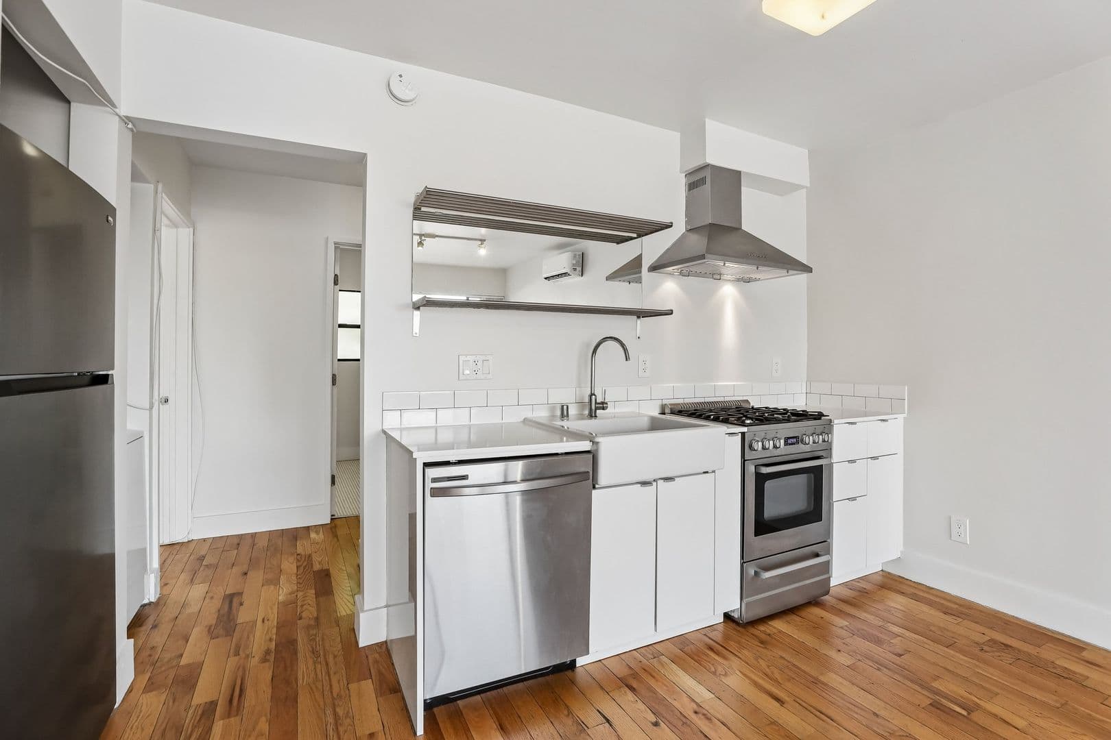 LOS ANGELES Apartment: 832 N. BEAUDRY AVE.