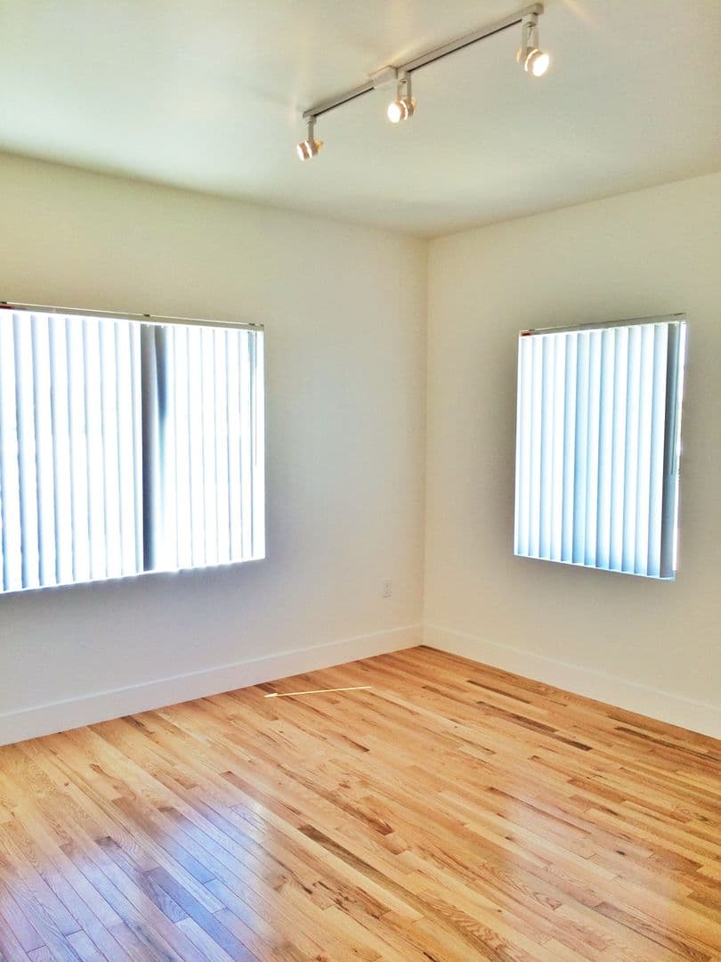 LOS ANGELES Apartment: 865 N. HOOVER ST.