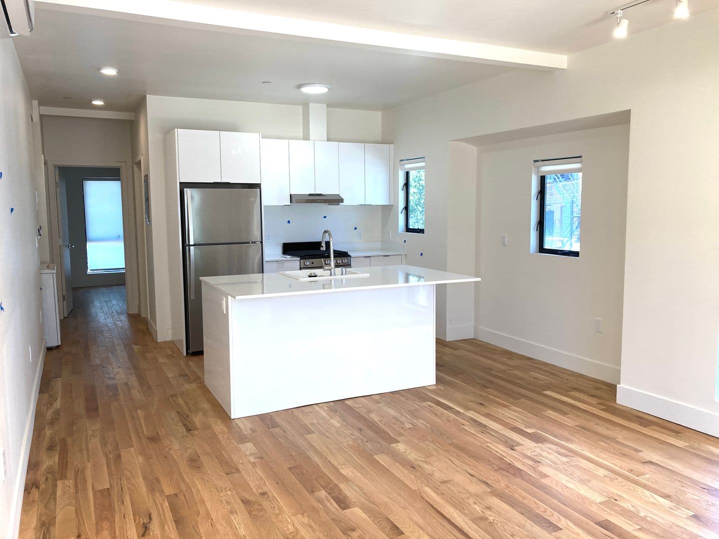 LOS ANGELES Apartment: 1033 N CORONADO ST.
