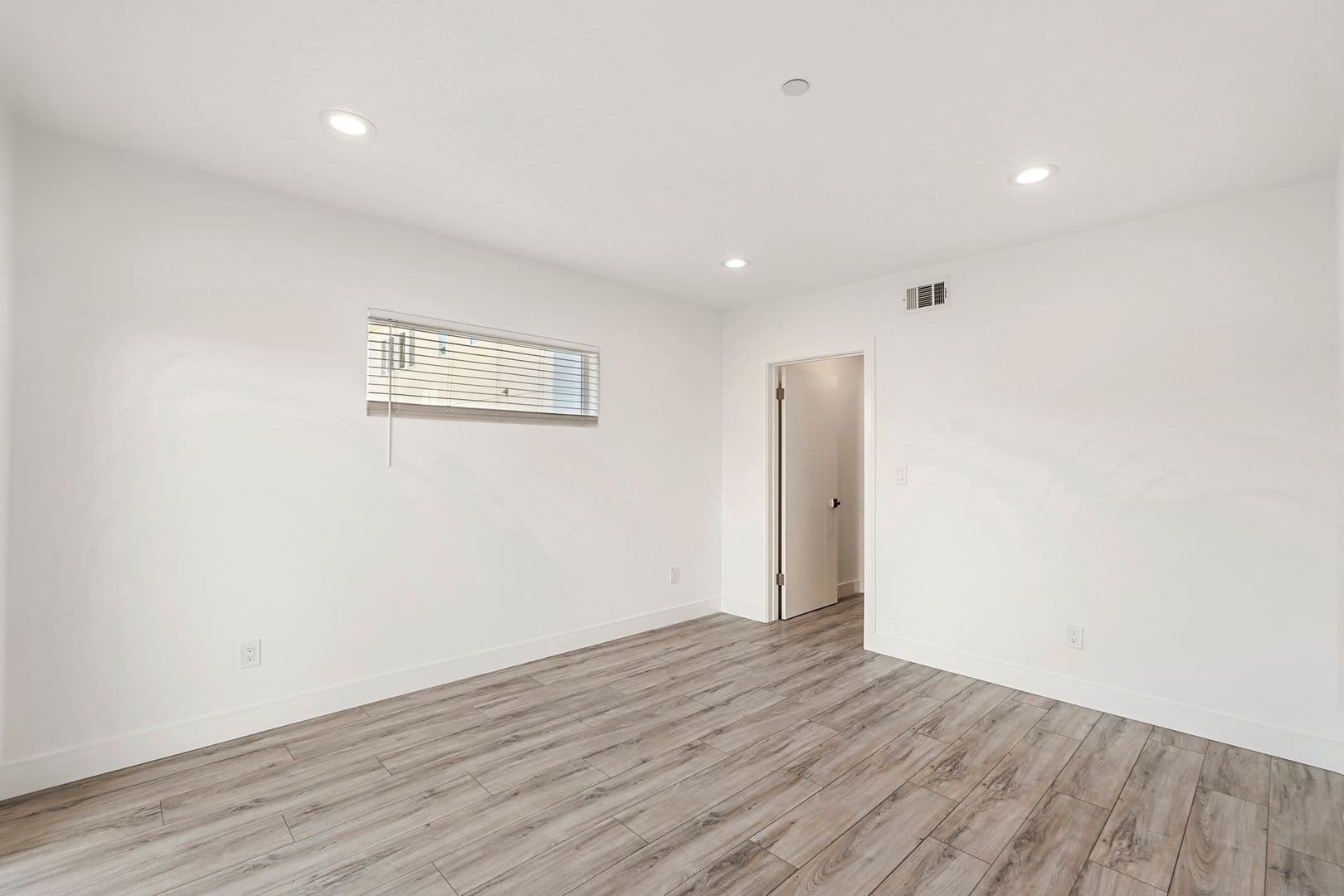 LOS ANGELES Apartment: 2414 S WEST VIEW ST