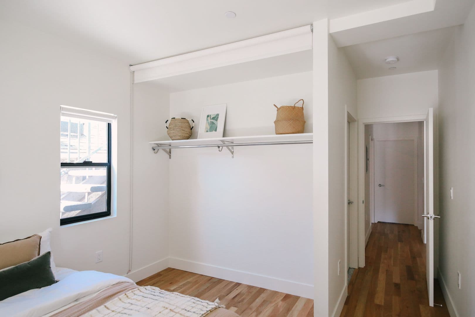 LOS ANGELES Apartment: 1033 N CORONADO ST.