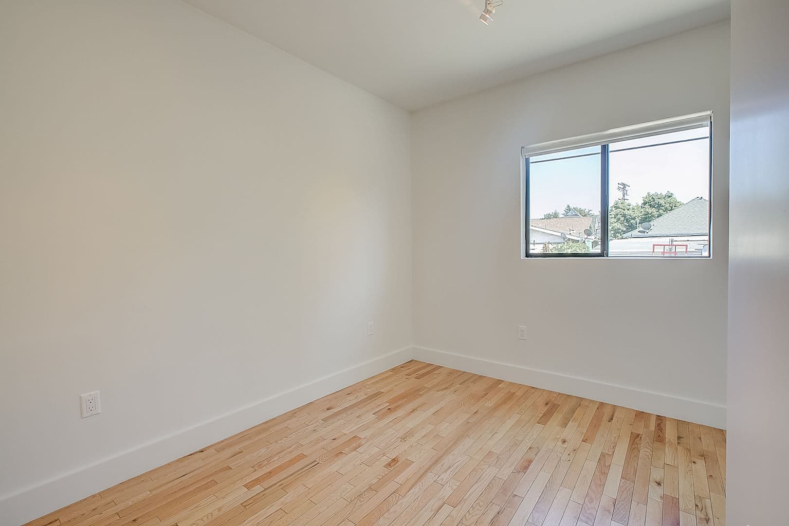 LOS ANGELES Apartment: 306 N. BONNIE BRAE ST.