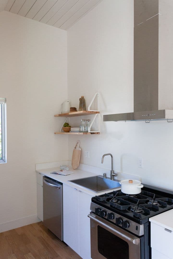 LOS ANGELES Apartment: 421 N. AVE 50