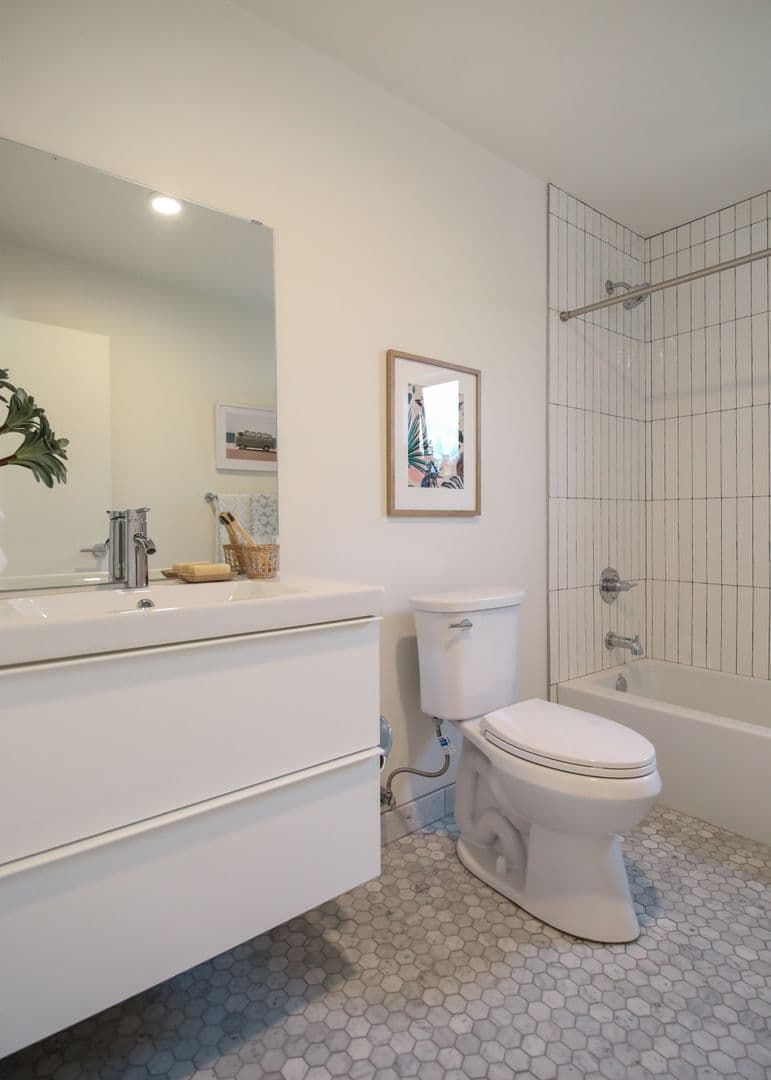 LOS ANGELES Apartment: 1033 N CORONADO ST.