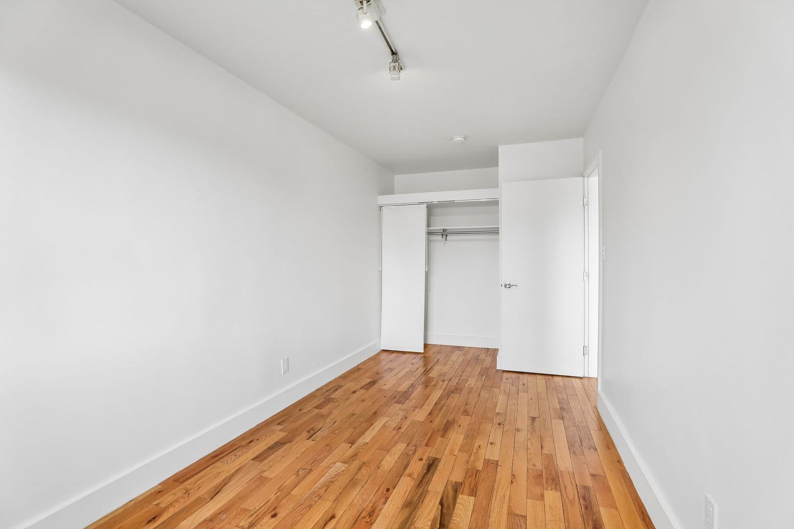 LOS ANGELES Apartment: 832 N. BEAUDRY AVE.