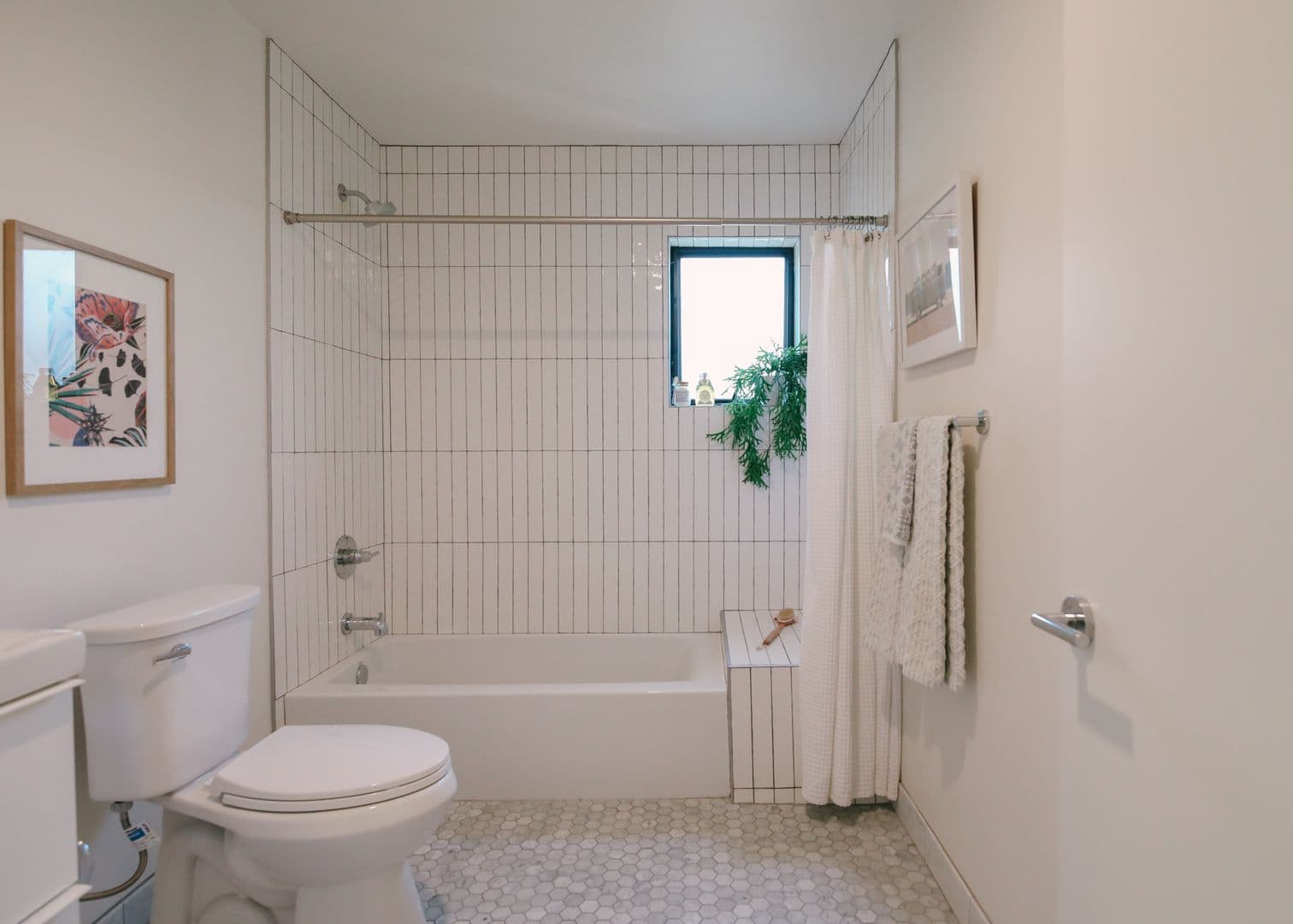 LOS ANGELES Apartment: 1033 N CORONADO ST.