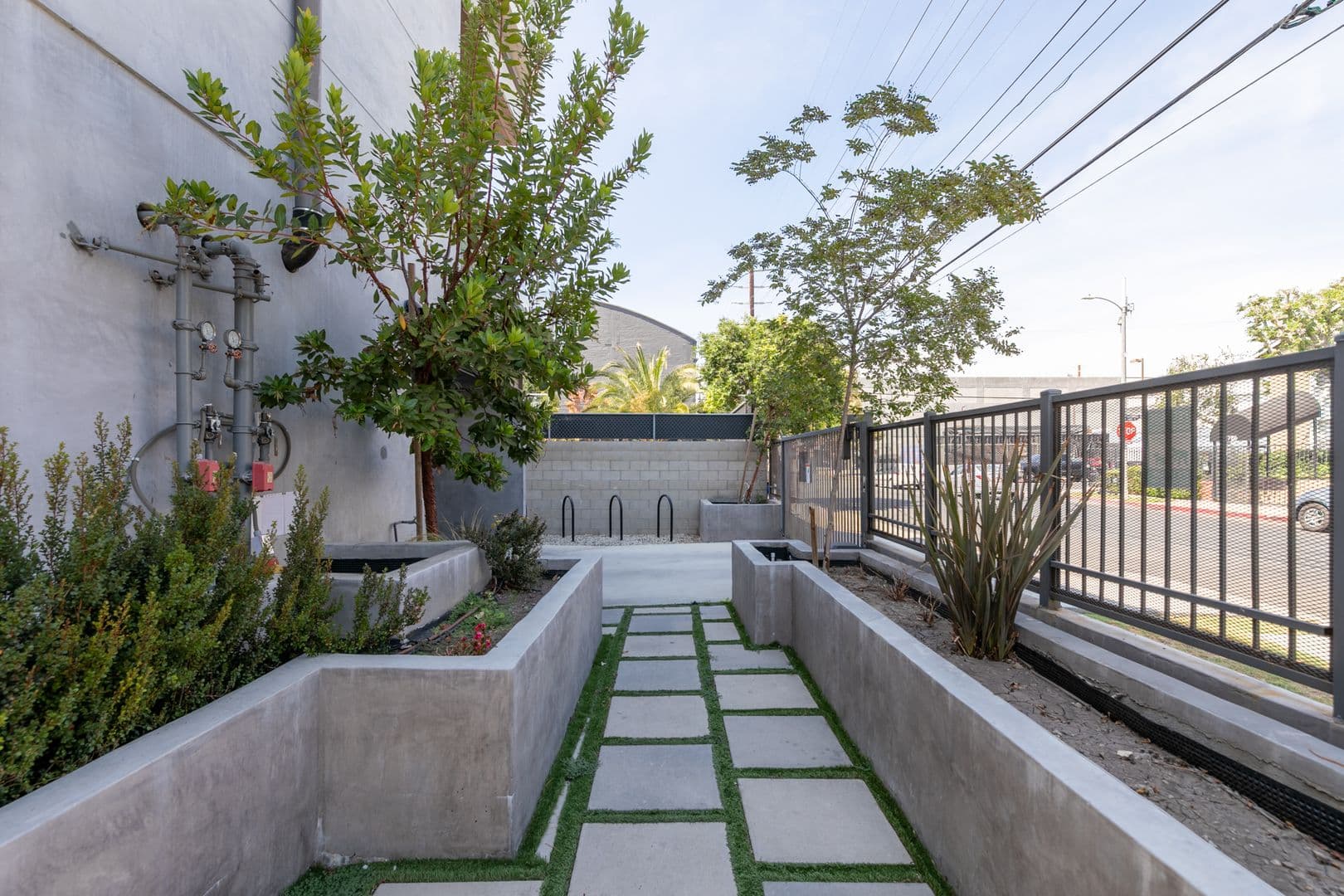 LOS ANGELES Apartment: 753 LILLIAN WAY