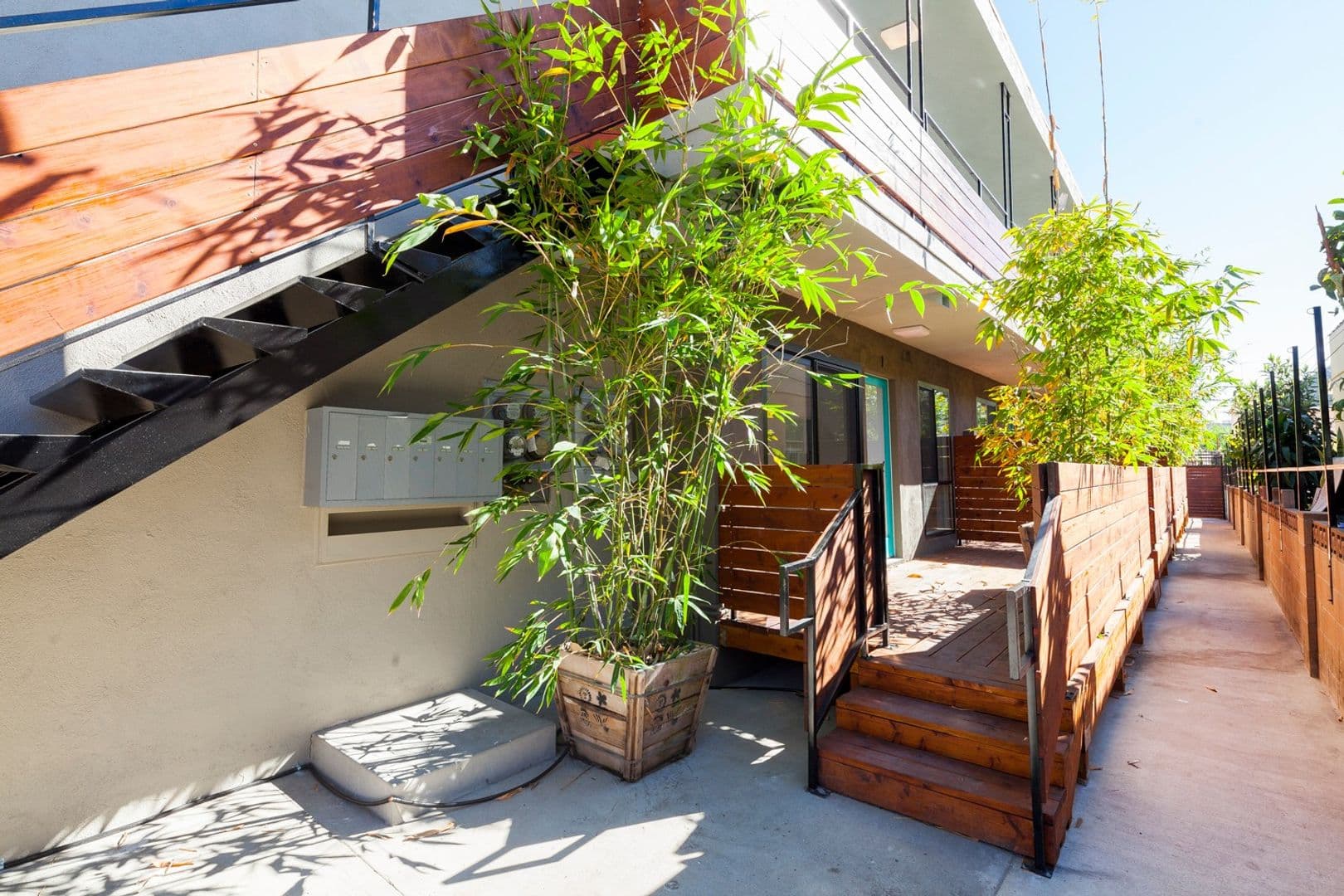 LOS ANGELES Apartment: 832 N. BEAUDRY AVE.