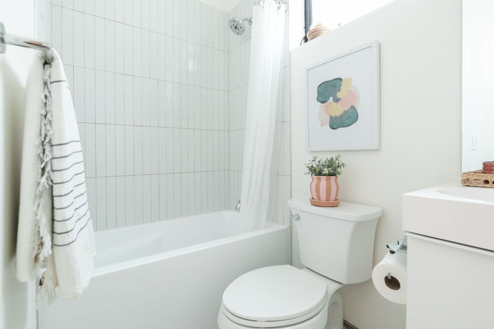 LOS ANGELES Apartment: 121 N BERENDO ST