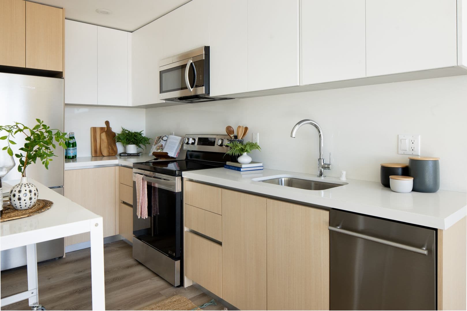 LOS ANGELES Apartment: 139 S. OCCIDENTAL BLVD