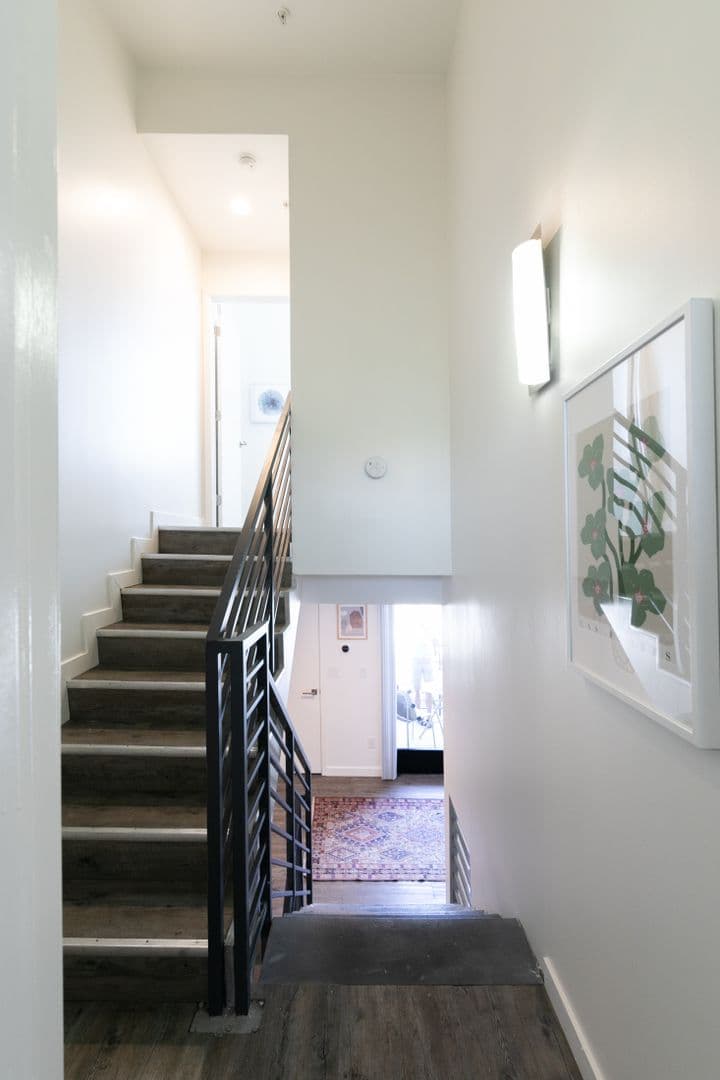 LOS ANGELES Apartment: 753 LILLIAN WAY