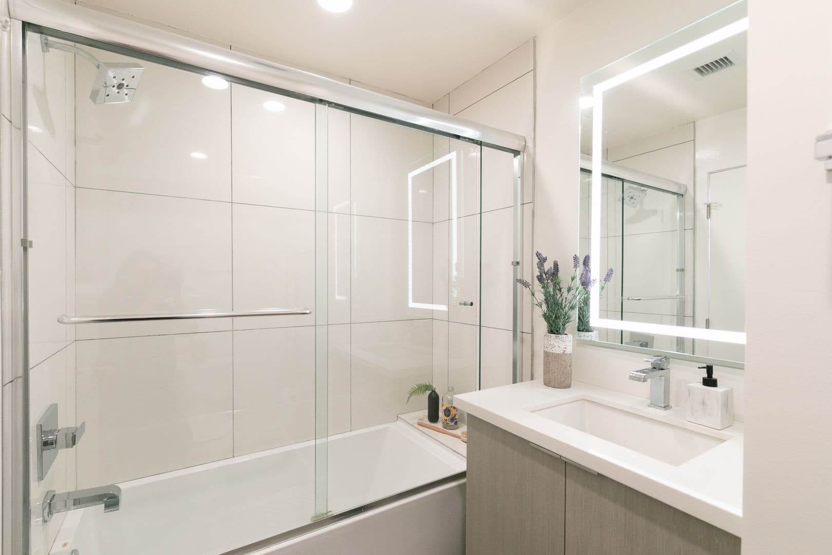 LOS ANGELES Apartment: 753 LILLIAN WAY