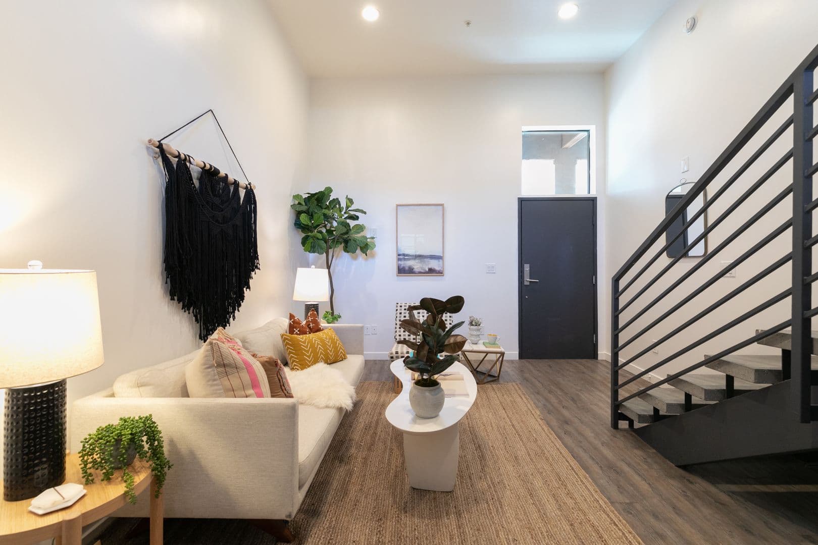 LOS ANGELES Apartment: 753 LILLIAN WAY