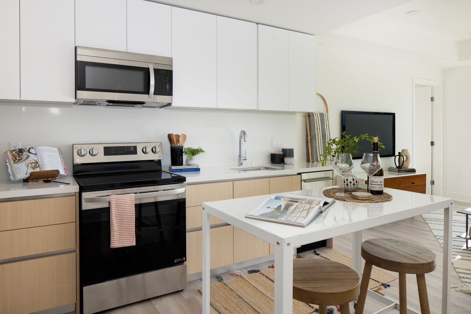 LOS ANGELES Apartment: 139 S. OCCIDENTAL BLVD