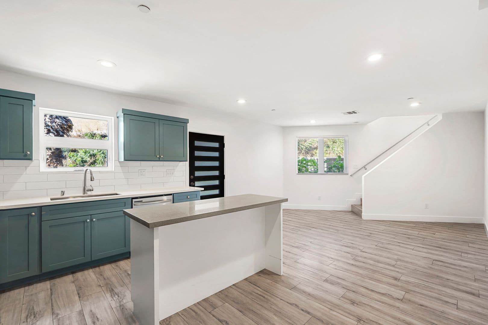 LOS ANGELES Apartment: 2414 S WEST VIEW ST
