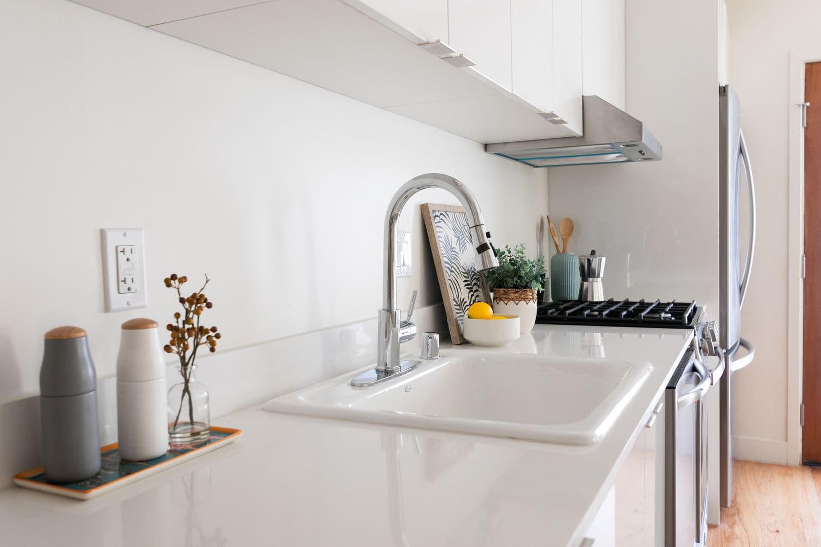 LOS ANGELES Apartment: 121 N BERENDO ST