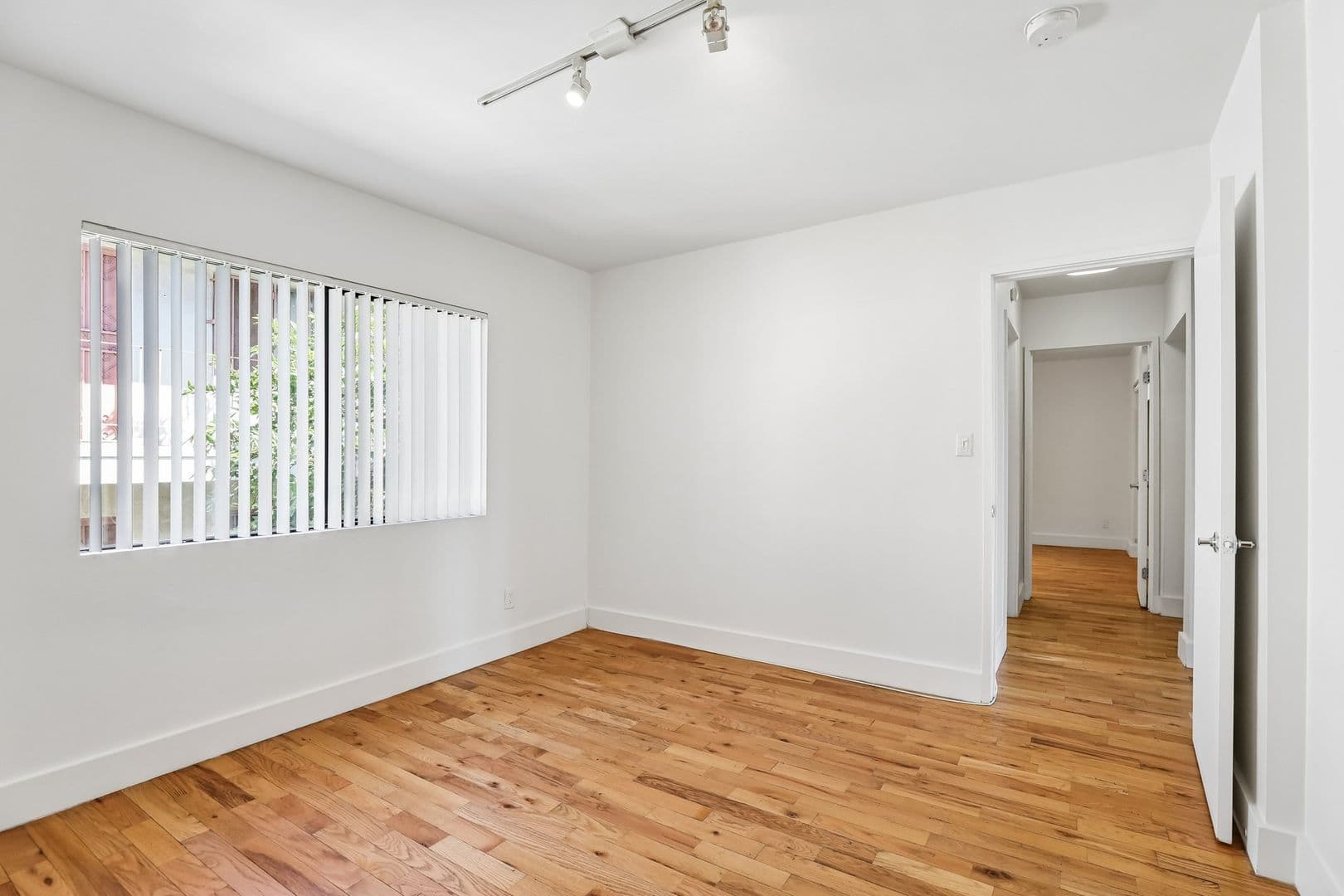 LOS ANGELES Apartment: 832 N. BEAUDRY AVE.