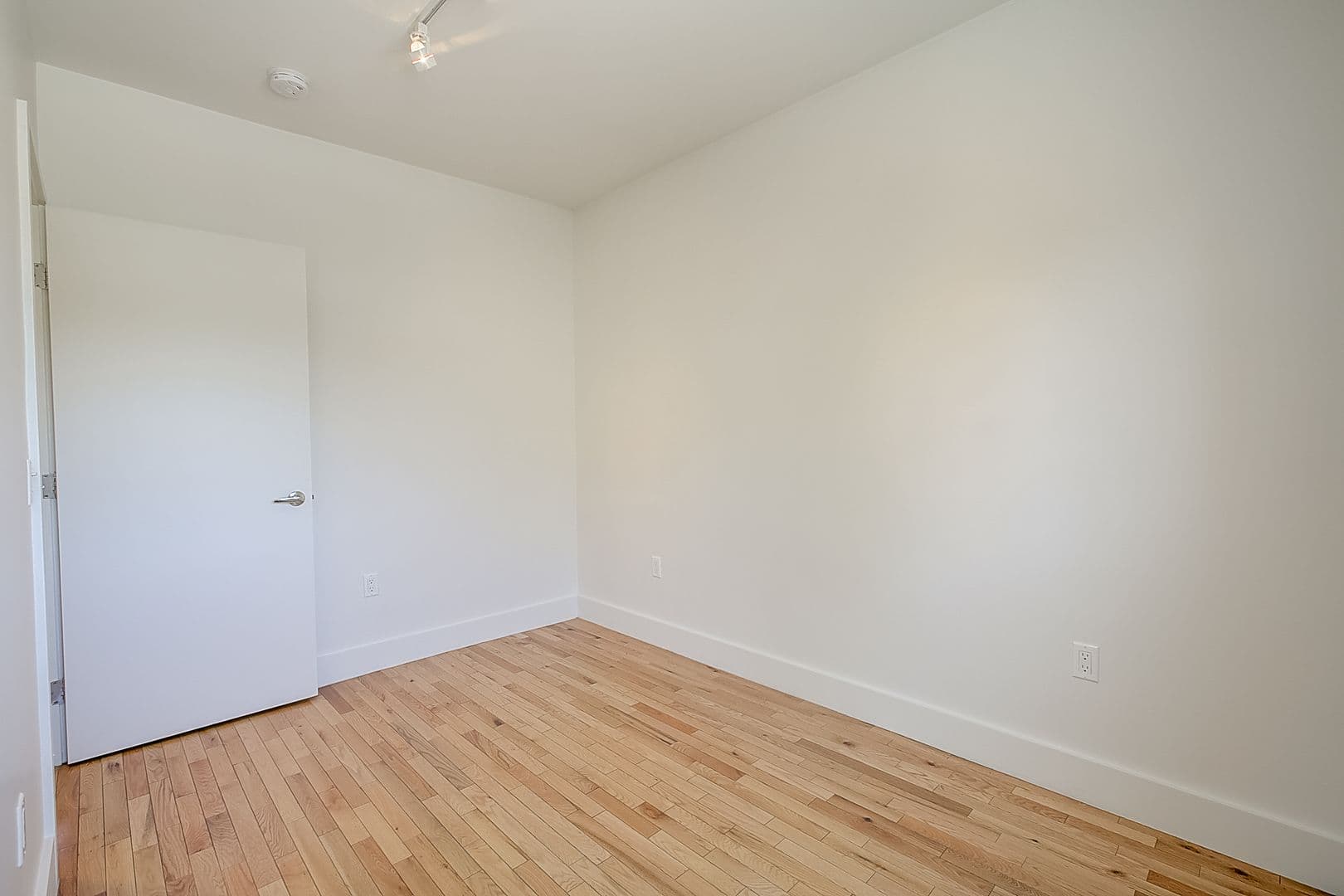 LOS ANGELES Apartment: 306 N. BONNIE BRAE ST.