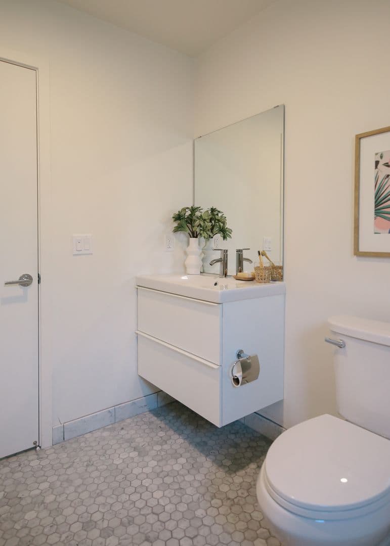 LOS ANGELES Apartment: 1033 N CORONADO ST.