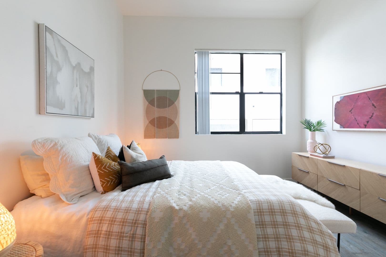 LOS ANGELES Apartment: 753 LILLIAN WAY