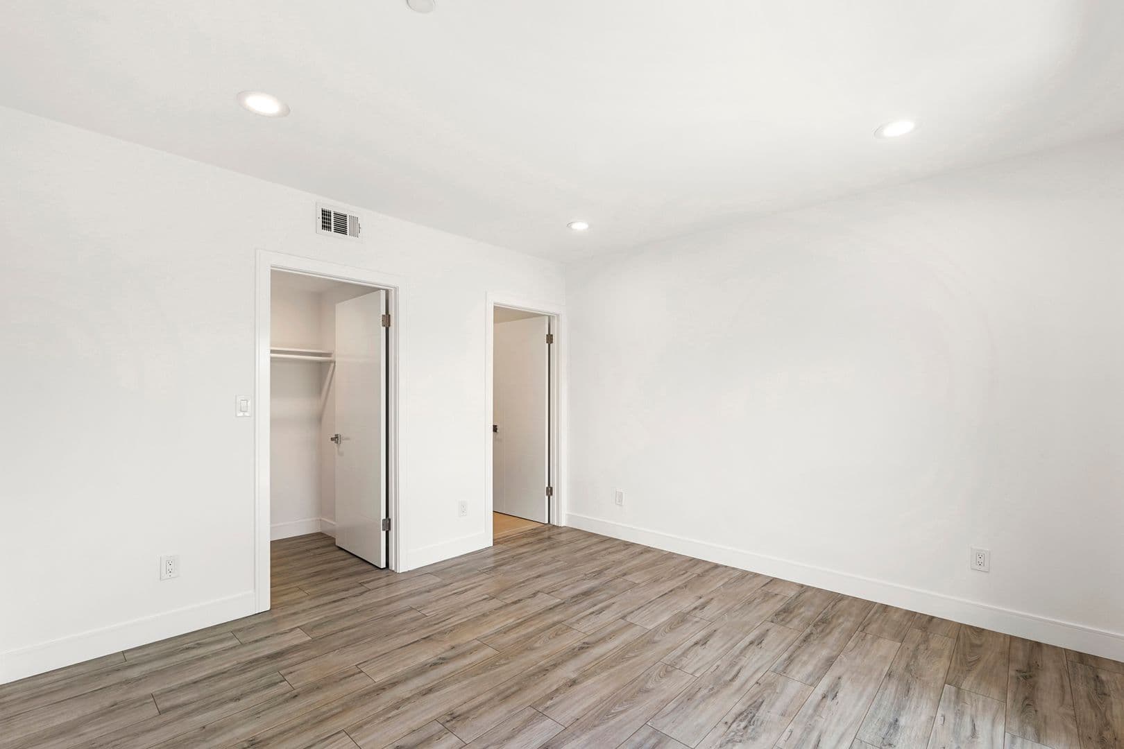 LOS ANGELES Apartment: 2414 S WEST VIEW ST