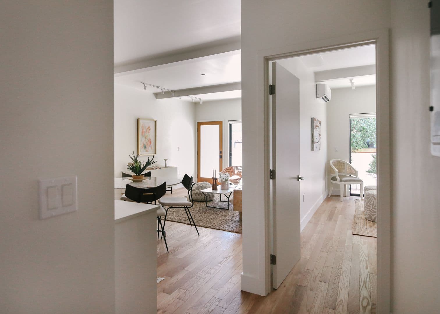 LOS ANGELES Apartment: 1033 N CORONADO ST.