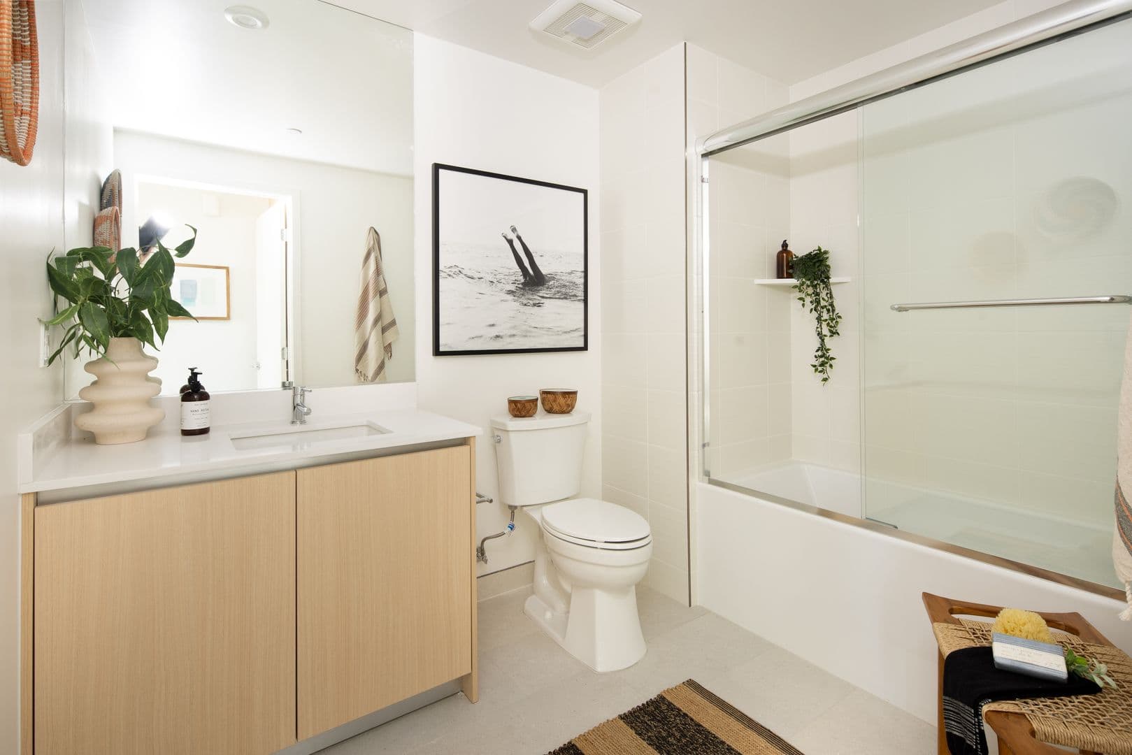 LOS ANGELES Apartment: 139 S. OCCIDENTAL BLVD