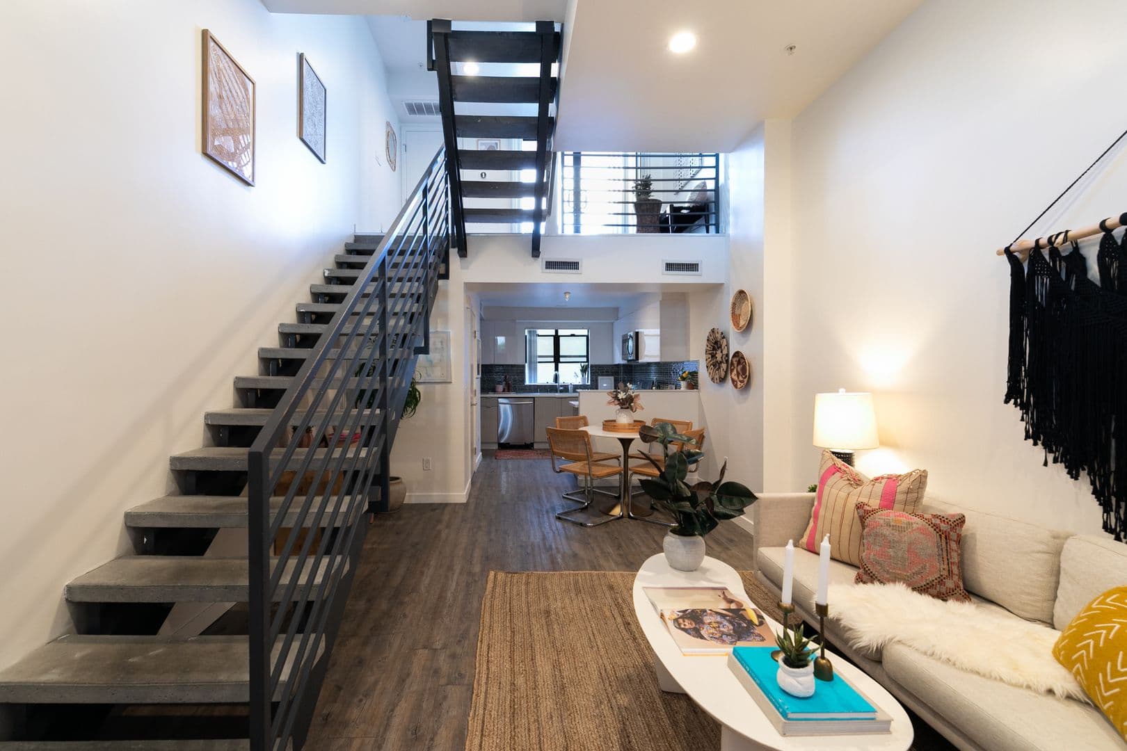LOS ANGELES Apartment: 753 LILLIAN WAY