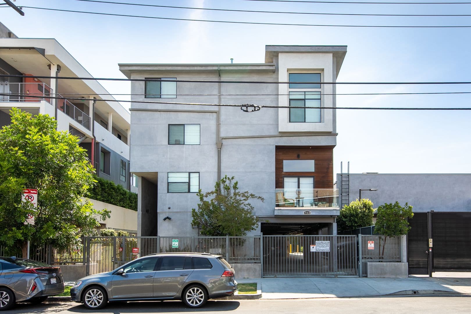 LOS ANGELES Apartment: 753 LILLIAN WAY