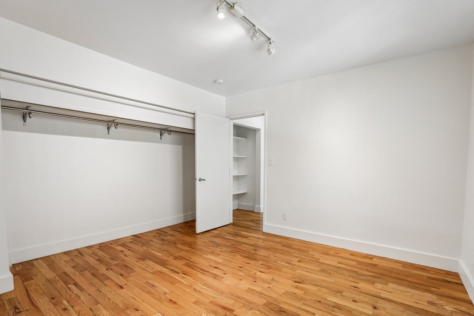 LOS ANGELES Apartment: 832 N. BEAUDRY AVE.