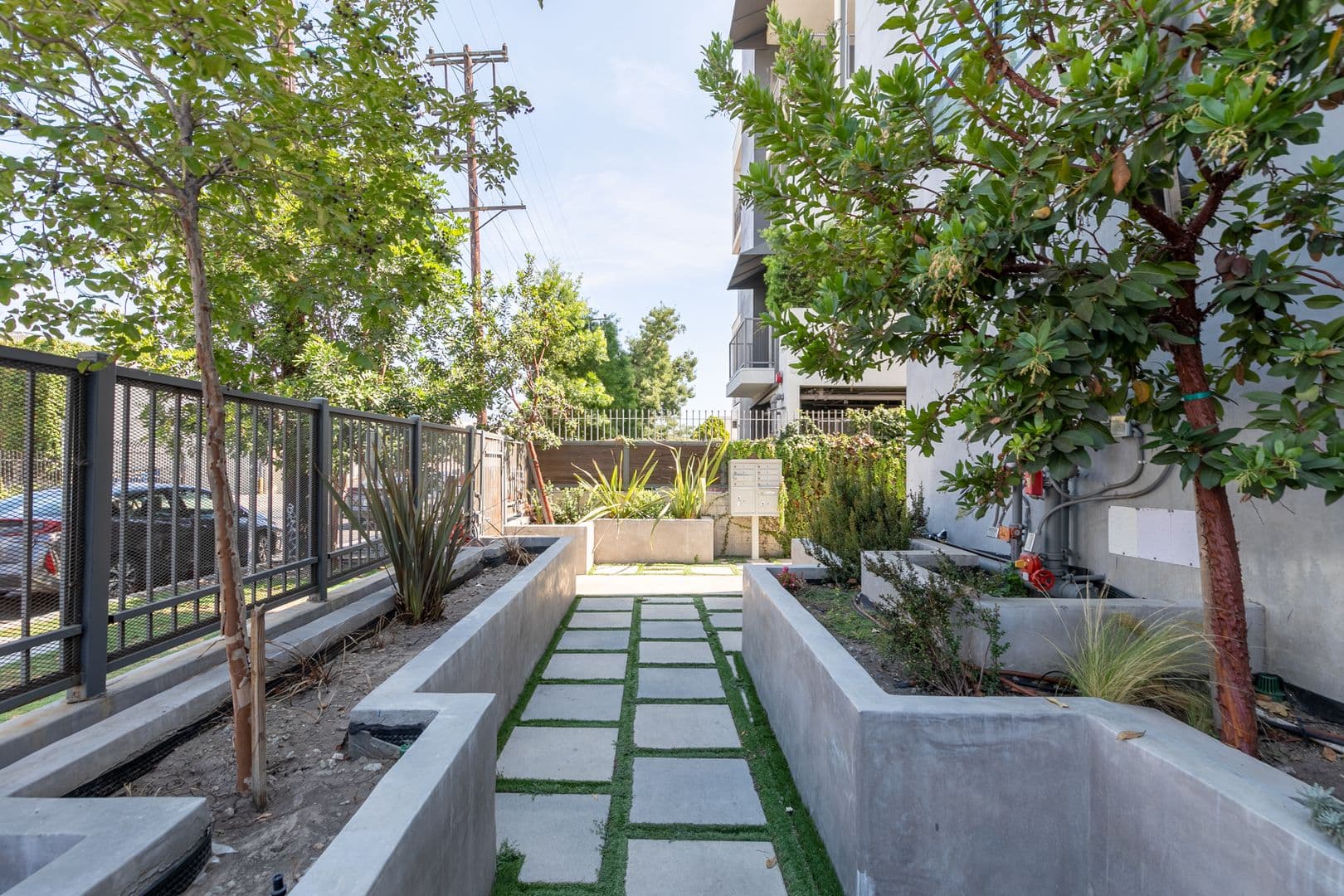 LOS ANGELES Apartment: 753 LILLIAN WAY