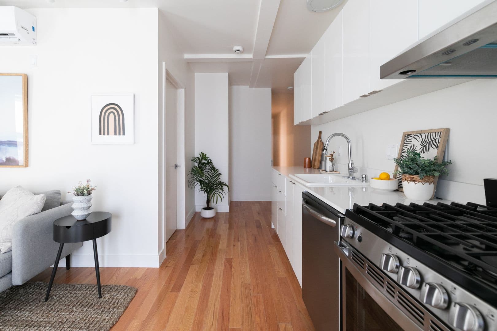 LOS ANGELES Apartment: 121 N BERENDO ST