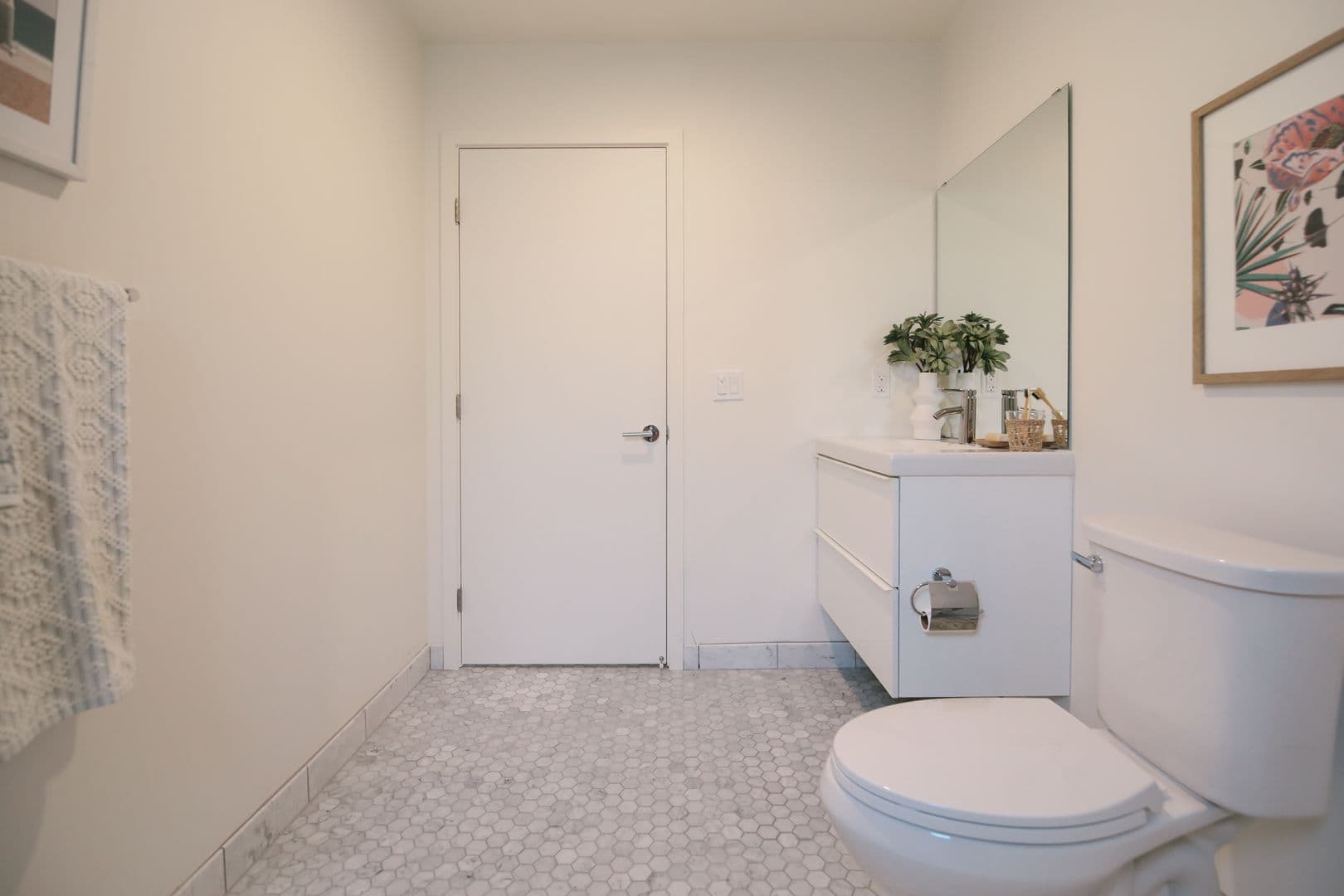 LOS ANGELES Apartment: 1033 N CORONADO ST.