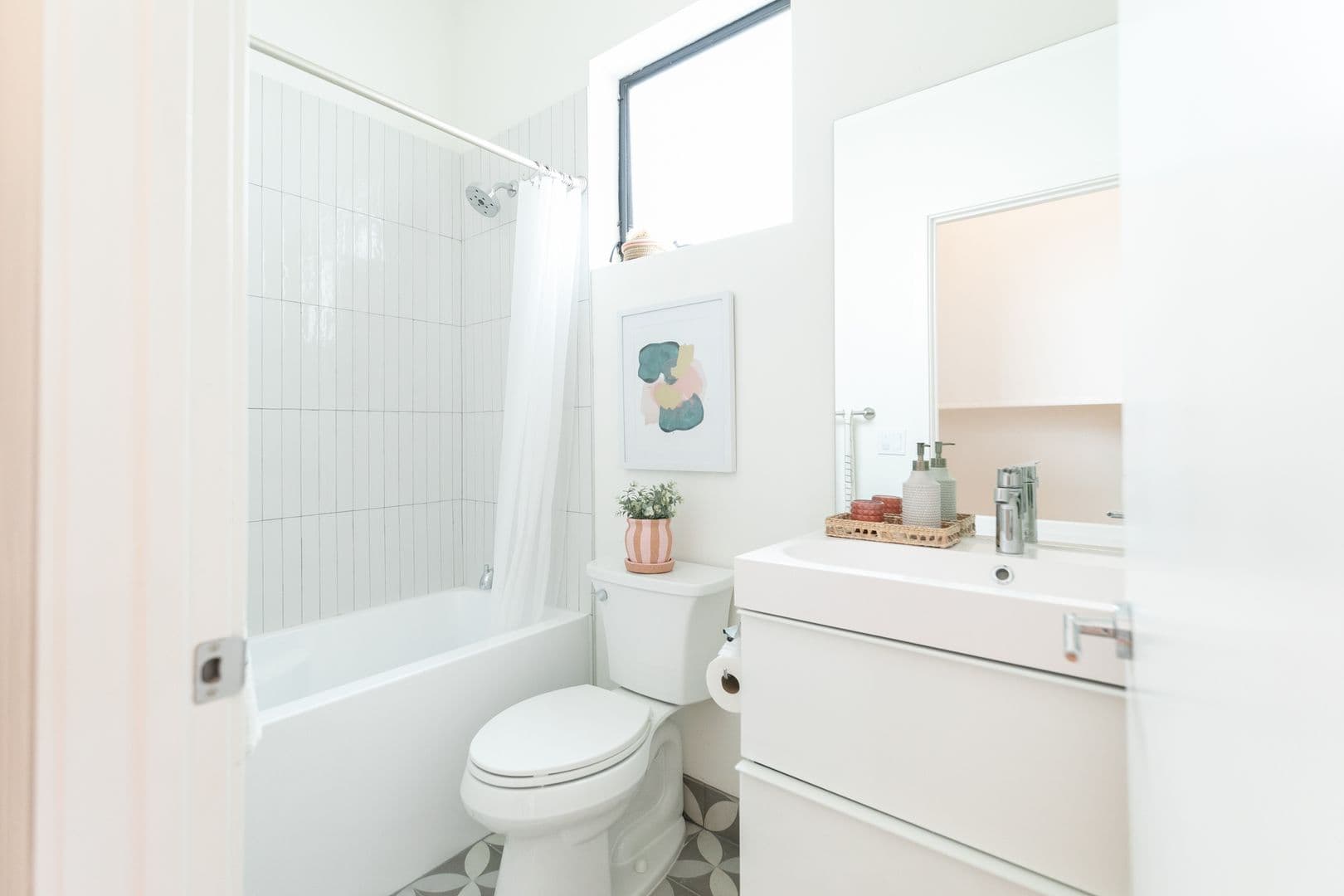 LOS ANGELES Apartment: 121 N BERENDO ST