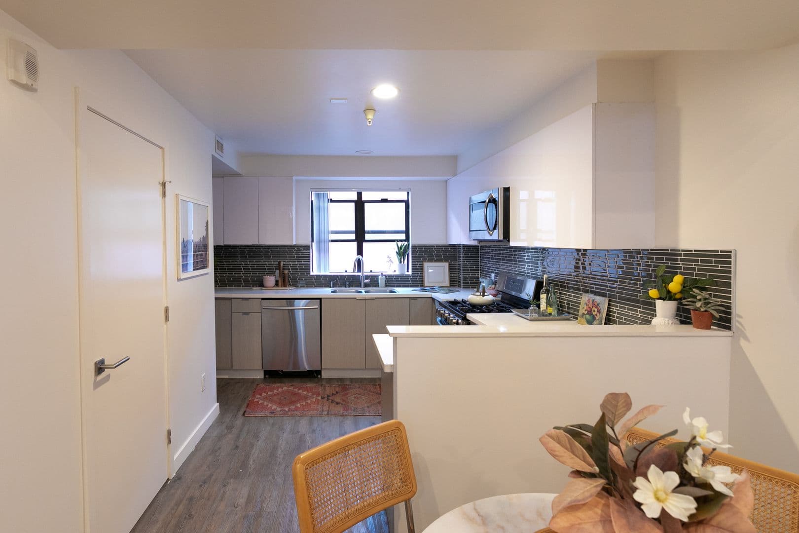 LOS ANGELES Apartment: 753 LILLIAN WAY
